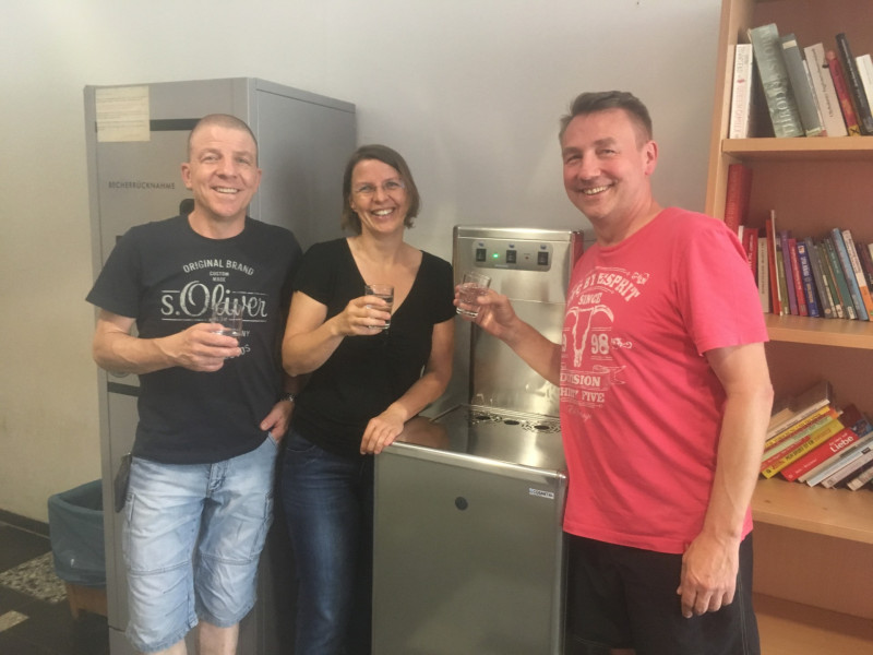 Herr Haberer, Frau Apel und Herr Röder mit der neuen Trinkwasseranlage
